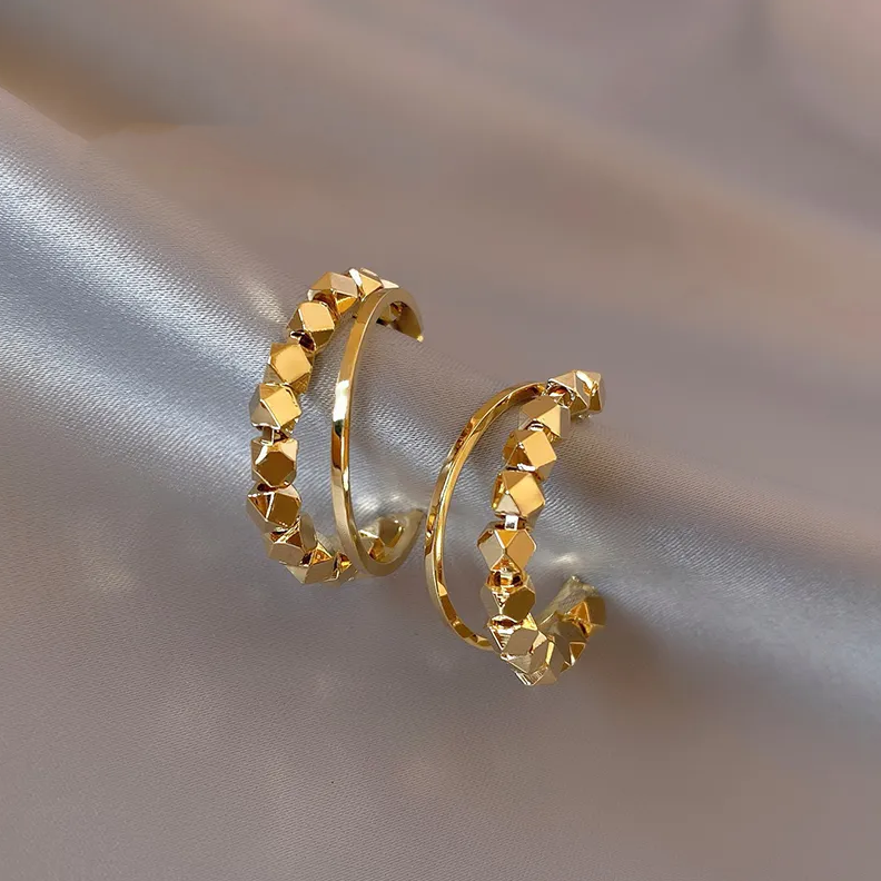 Elegante, goldplattierte Ohrringe mit Cubic