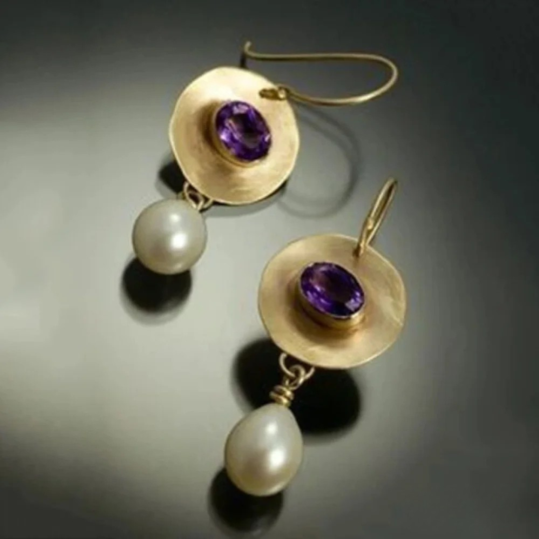 Ohrringe aus Gold mit lila Zirkonia und Perle