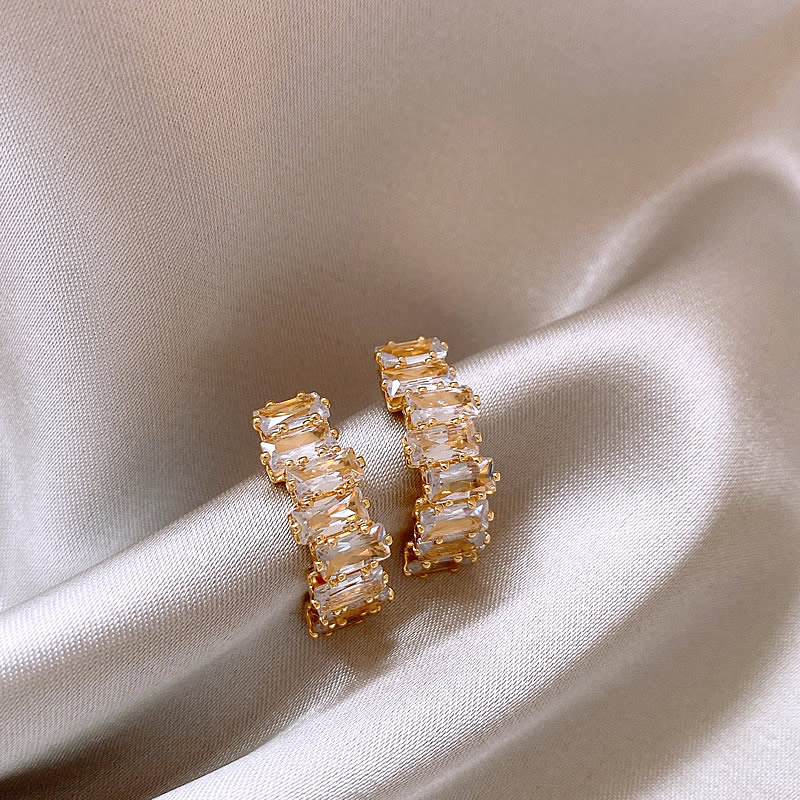 Elegante Ohrringe aus Gold mit funkelnden Zirkonia