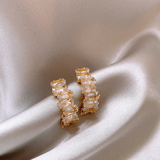 Elegante Ohrringe aus Gold mit funkelnden Zirkonia