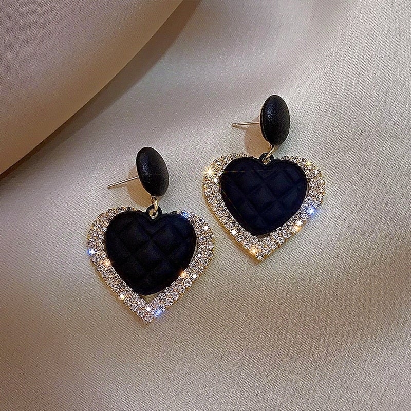 Schwarze Herzohrringe aus Gold