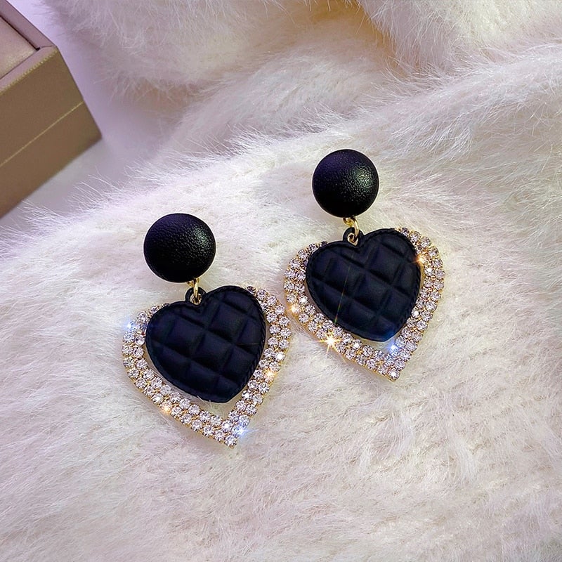 Schwarze Herzohrringe aus Gold