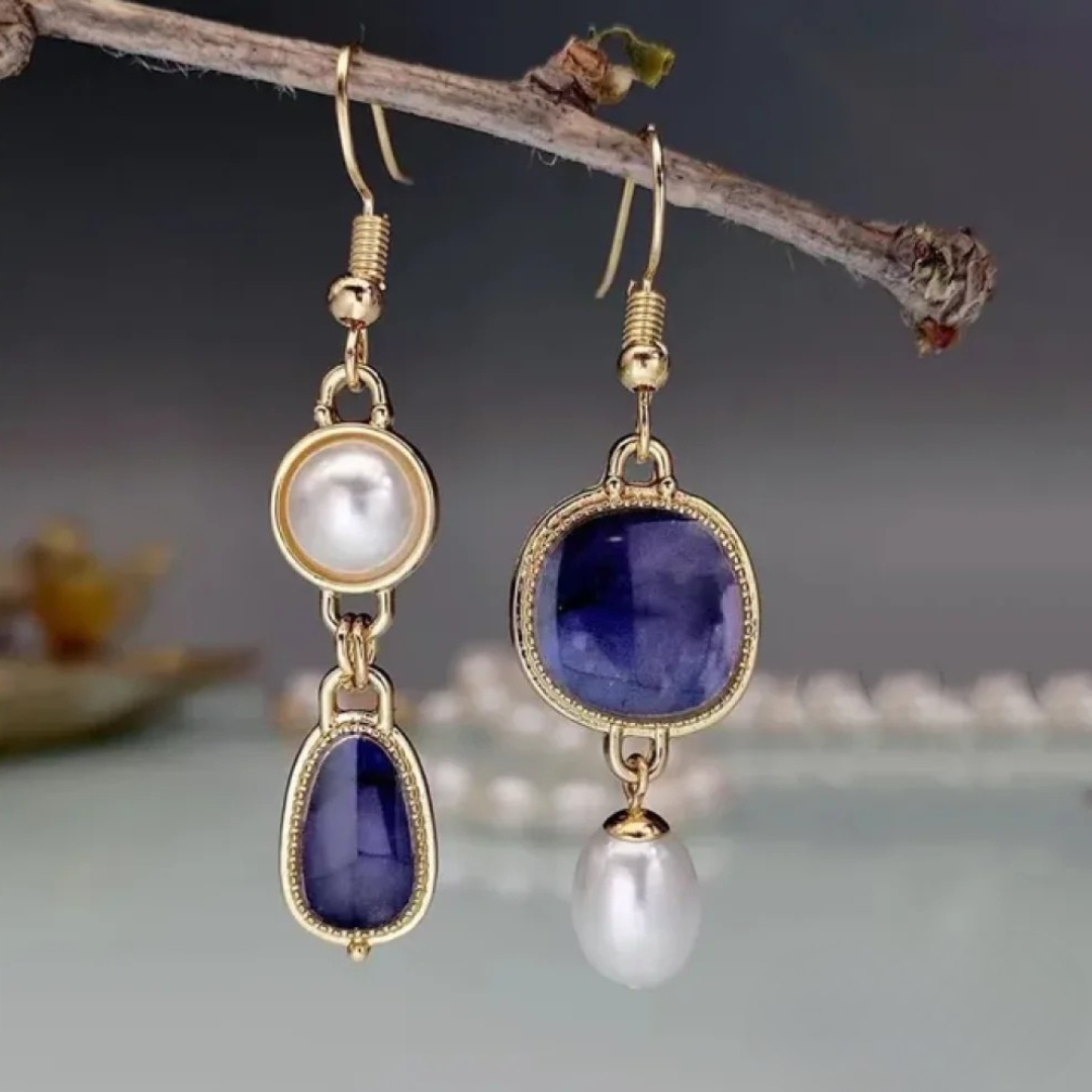 Elegante Ohrringe mit blauem Stein und einer Perle