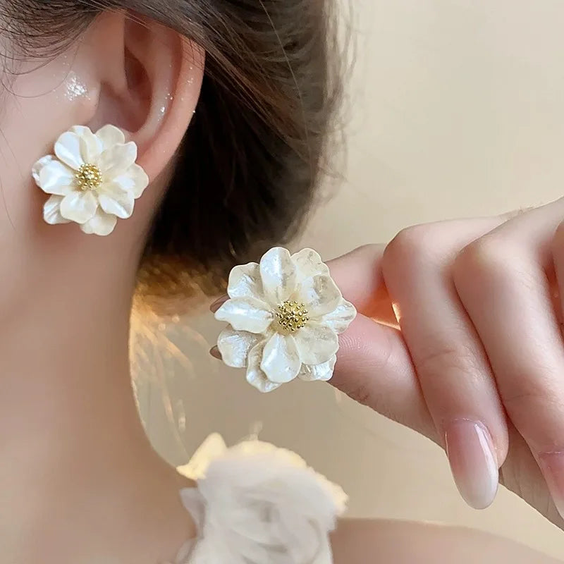 Chic Blumen Ohrstecker aus weißem Acryl
