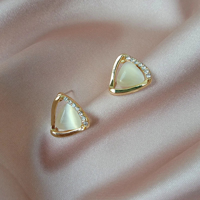 Elegante Dreiecksohrringe mit Opal und Kristallen