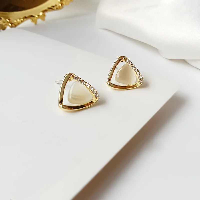 Elegante Dreiecksohrringe mit Opal und Kristallen