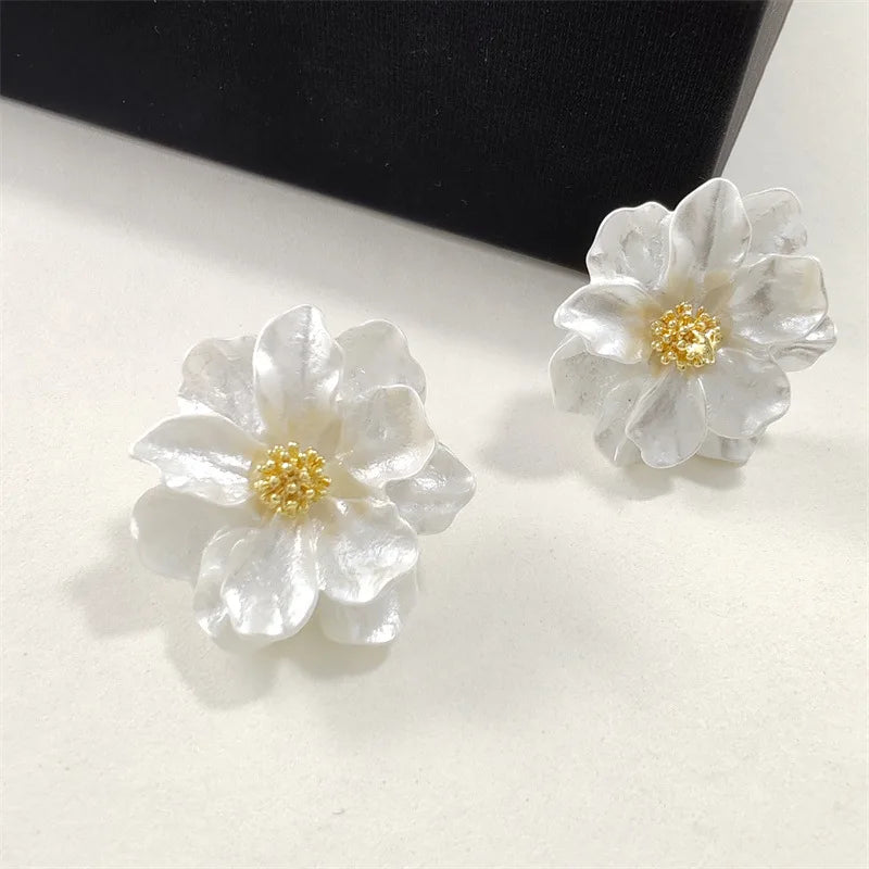 Chic Blumen Ohrstecker aus weißem Acryl