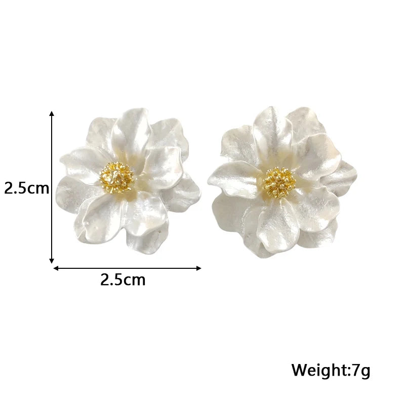 Chic Blumen Ohrstecker aus weißem Acryl