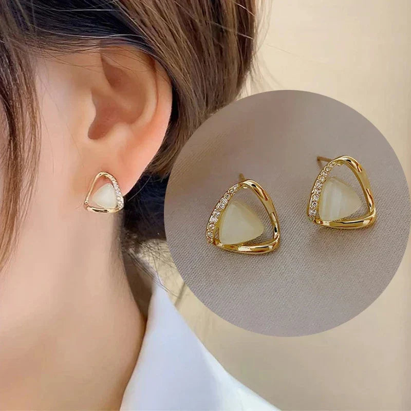 Elegante Dreiecksohrringe mit Opal und Kristallen