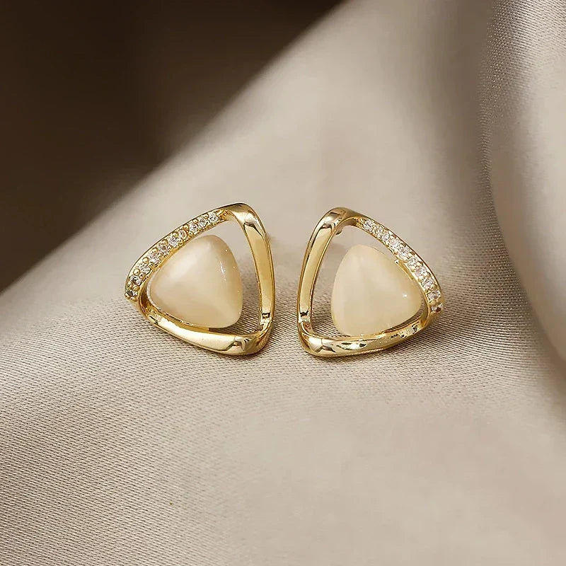 Elegante Dreiecksohrringe mit Opal und Kristallen