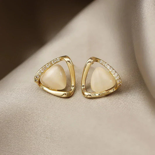 Elegante Dreiecksohrringe mit Opal und Kristallen