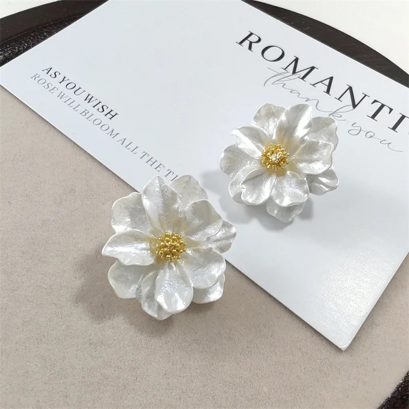 Chic Blumen Ohrstecker aus weißem Acryl