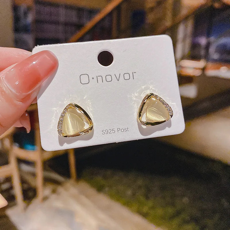 Elegante Dreiecksohrringe mit Opal und Kristallen