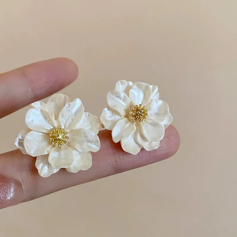 Chic Blumen Ohrstecker aus weißem Acryl