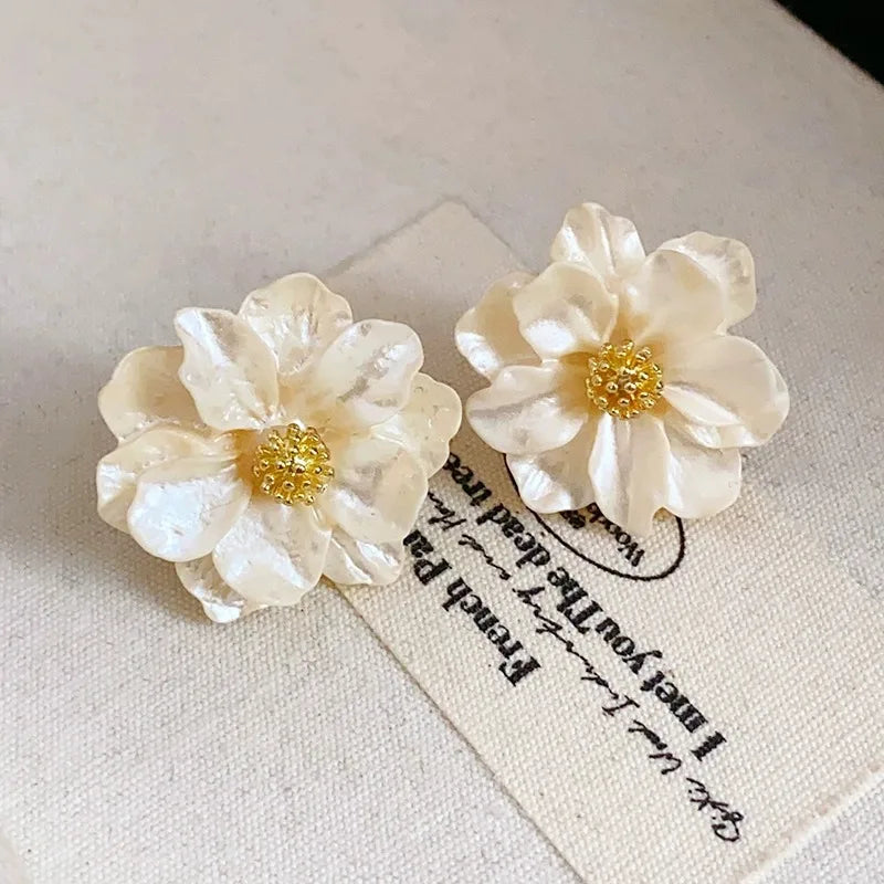 Chic Blumen Ohrstecker aus weißem Acryl
