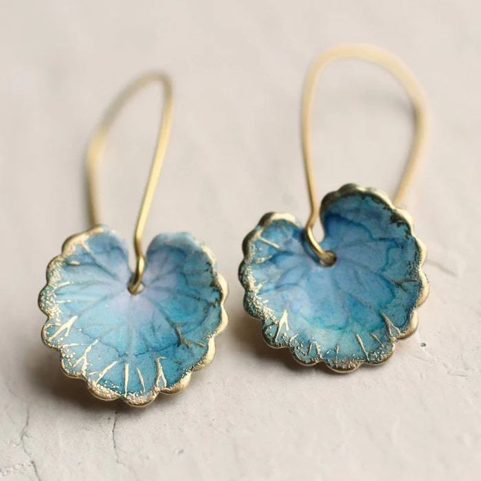 Vintage Ohrringe in Blauem Blattdesign