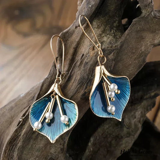 Ohrringe mit Lilienmotiv in Gold und Blau mit Perlen